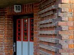 De toegangspartij is zeer plastisch vormgegeven.
<br/>
Gert-Jan Lobbes, 2020